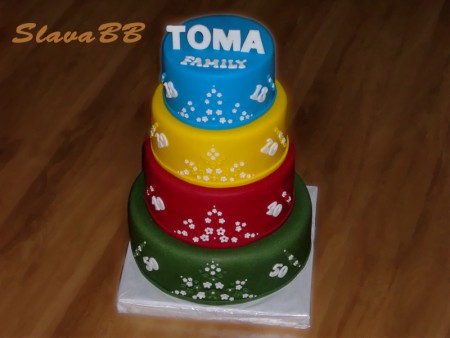 Torta "Family TOMA - Family TOMA"  spodné poschodie:  cesto: orechové  plnka: čokoládová a karamelová 2. poschodie:  cesto: čokoládové maslové plnka: parížska vanilková a malinový lekvár ovocie: jahody 3. poschodie dobošová torta vrchné poschodie:  cesto: